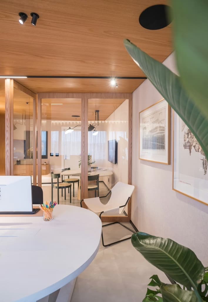 Bureau de conseil avec salle de réunion vitrée