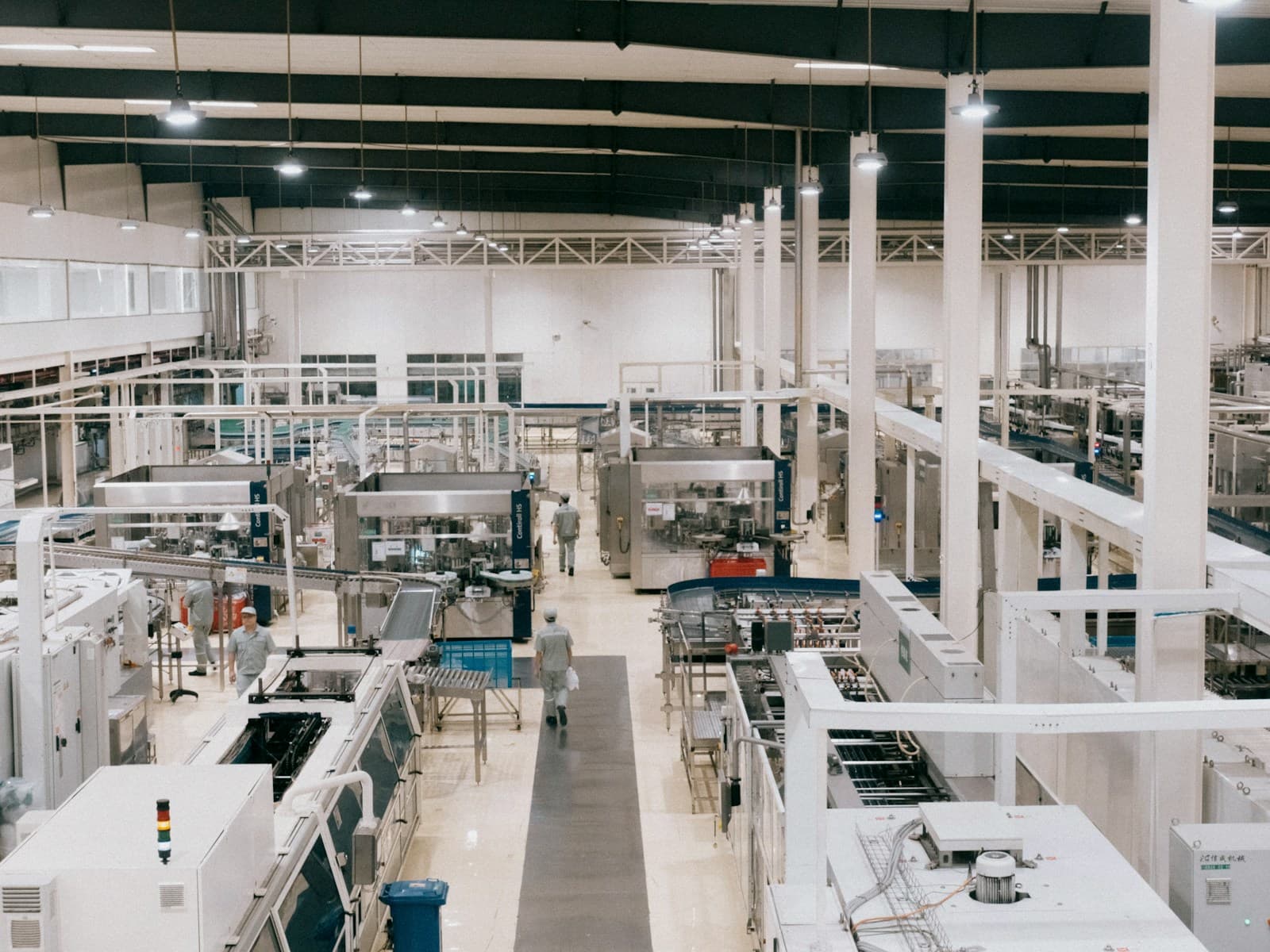 Intérieur d’un atelier industriel lumineux
